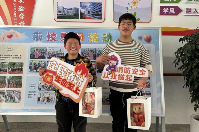 ：把爱传递给“星星的孩子”开元棋牌app大红车进校园(图2)
