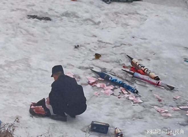 后续知情人：线万！警方回应来了开元ky棋牌山西大桥散落大量钱(图3)