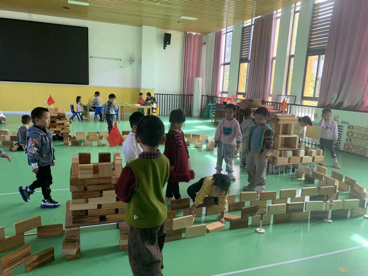 建构忆初心童心筑梦向未来开元棋牌城东幼儿园：红色(图1)